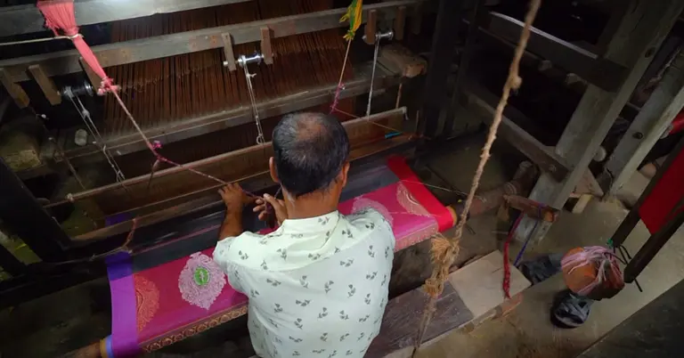 টাঙ্গাইল শাড়ি তৈরি করছেন